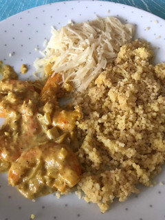 Una foto de Langostinos al curry con cous cous