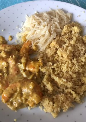 Una foto de Langostinos al curry con cous cous