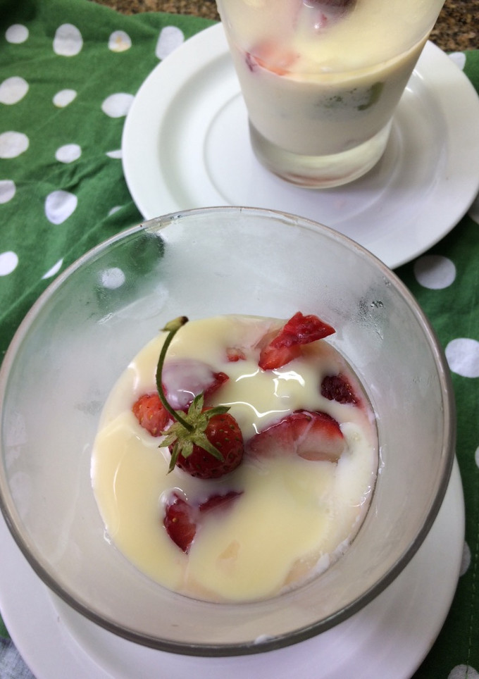 Una foto de Crema de limón con frutillas y kiwi