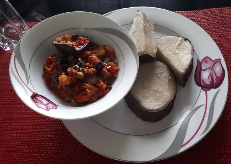 How to Make Delicious Aubergine and Snail Sauce paired with Boiled Yam