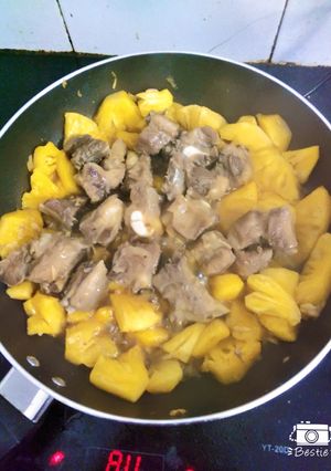 Hình của món Sườn non kho thơm.