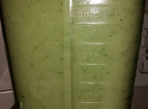 Una foto de Agua fresca de pepino y menta🍸