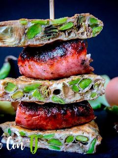 Una foto de Pintxo de tortilla de alcachofa y habas