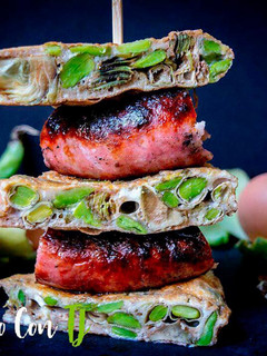 Una foto de Pintxo de tortilla de alcachofa y habas