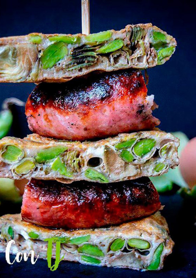 Una foto de Pintxo de tortilla de alcachofa y habas
