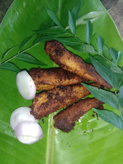 கருவேப்பிள்ளை மீன் வருவல் (Karuvepilai meen varuval recipe in tamil) செய்முறை முக்கிய புகைப்படம்