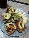 Brunch de jamón y cebollas glaseadas con tomate y palta