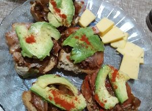 Una foto de Brunch de jamón y cebollas glaseadas con tomate y palta