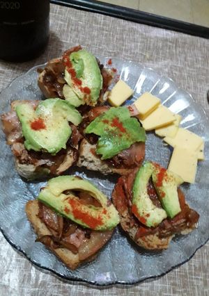 Una foto de Brunch de jamón y cebollas glaseadas con tomate y palta