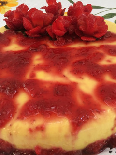 Una foto de Gelatina de 3 leches con mango y una salsa de fresas 🍓