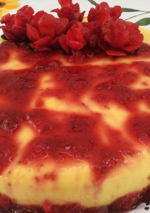 Una foto de Gelatina de 3 leches con mango y una salsa de fresas 🍓