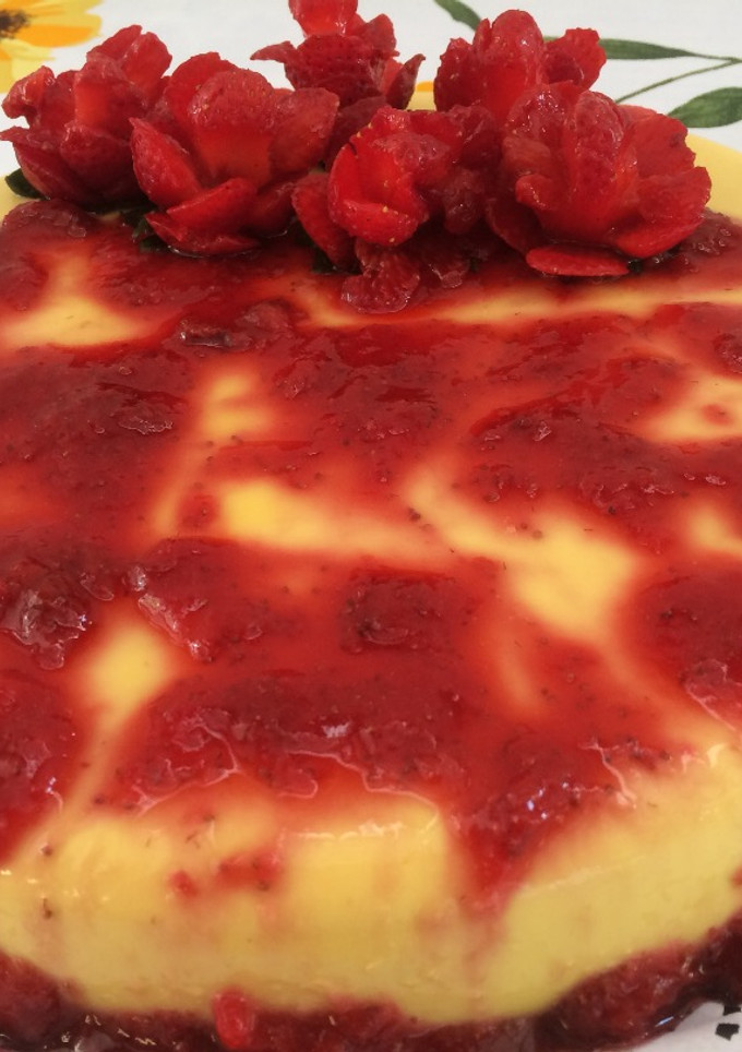 Una foto de Gelatina de 3 leches con mango y una salsa de fresas 🍓