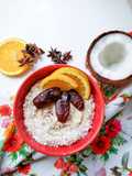 Mingau de coco e tâmaras com toque de laranja