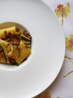 Foto di Paccheri Pancetta, Zucchine e crema di Zafferano