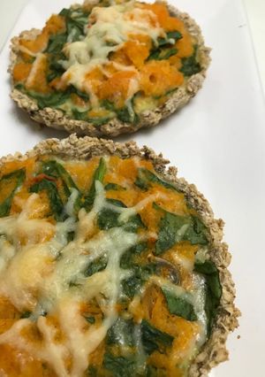 Una foto de Tartitas de avena, con calabaza, espinaca y queso