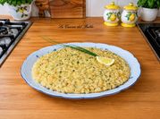 Una foto di risotto con zucchina