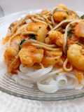Noodles con gambas y angurinhas