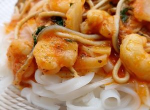 Foto principal de Noodles con gambas y angurinhas