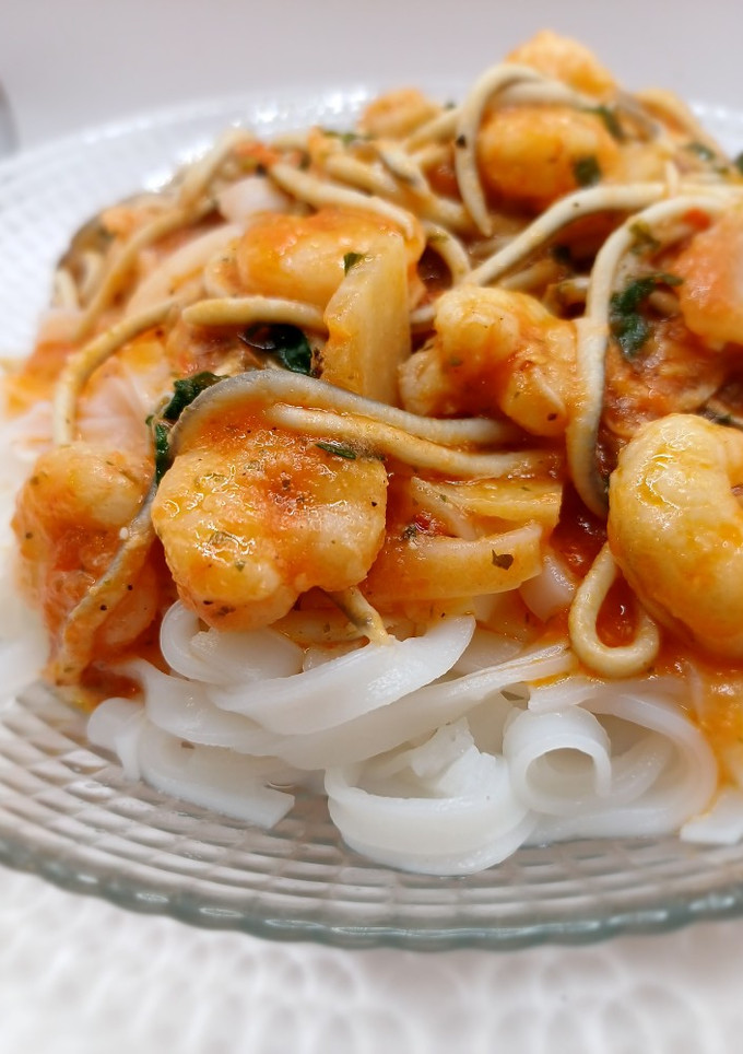 Una foto de Noodles con gambas y angurinhas