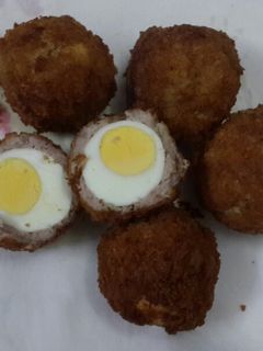 Hình của món Scotch eggs - thịt bọc trứng.