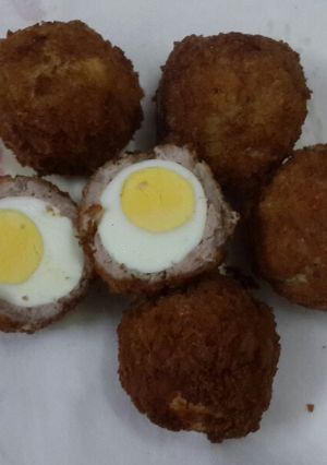 Hình của món Scotch eggs - thịt bọc trứng.