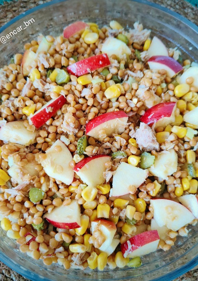 Una foto de Ensalada de lentejas con atún y manzana