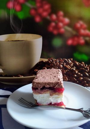 Zdjęcie przepisu Ciasto bez pieczenia z dżemem i śmietaną.