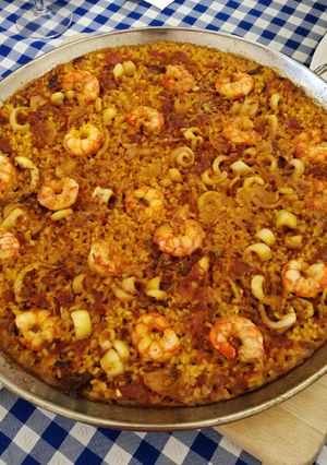 Una foto de Arroz con sepia y langostino estilo a Banda