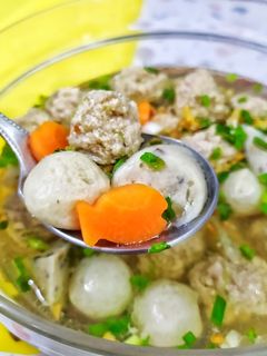 รูปของ แกงจืดหมูสับลูกชิ้นปลาเยาวราชและเส้นขาวเห็ดหอม
