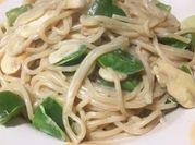 Una foto de tallarines en salsa verde