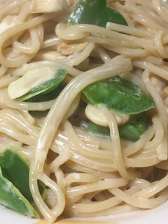 Una foto de Tallarines en salsa blanca de champiñón y pimentón verde
