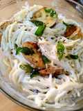 Espaguetis con salsa Alfredo y berenjena crujiente