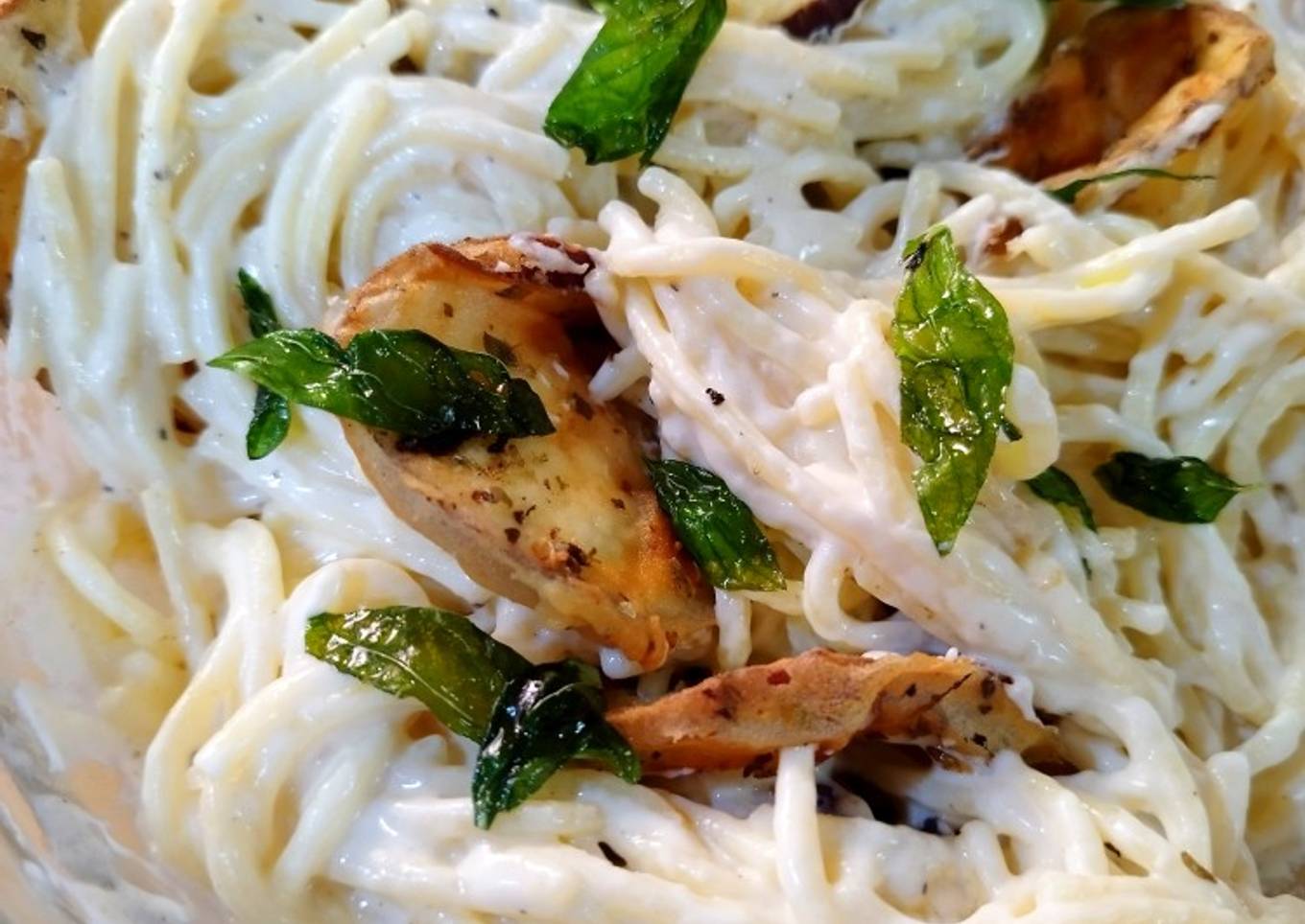 Espaguetis con salsa Alfredo y berenjena crujiente