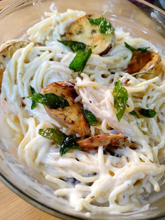 Una foto de Espaguetis con salsa Alfredo y berenjena crujiente