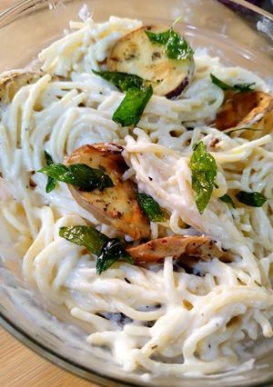 Una foto de Espaguetis con salsa Alfredo y berenjena crujiente