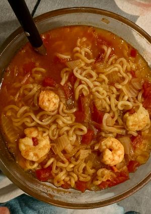 A picture of Microwave Prawns Instant Noodles.