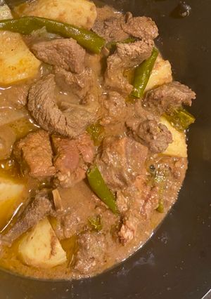 কাচাঁ মরিচের গরুর গোস্ত (Beef Curry with Green Chillies Recipe in Bengali) রেসিপির প্রধান ছবি
