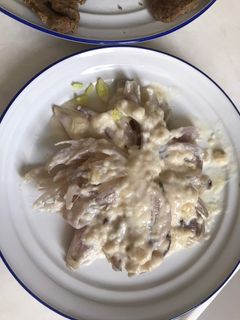 Una foto de Flor de cebolla en salsa de queso