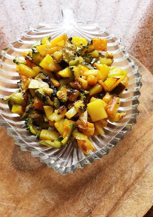 উচ্ছে চচ্চড়ি (uchche chachhori recipe in Bengali) রেসিপির প্রধান ছবি