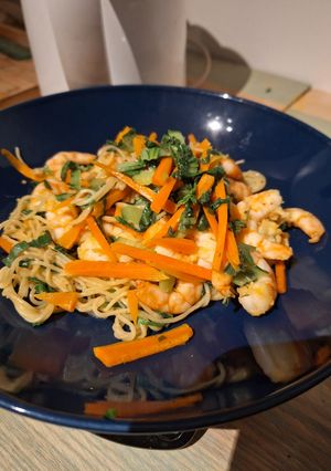 Une photo de Nouilles sautées à l'ail et crevettes