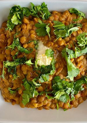 कोल्हापूरी अख्खा मसूर (kolhapuri aakha masoor recipe in marathi) रेसिपी चे मुख्य फोटो 
