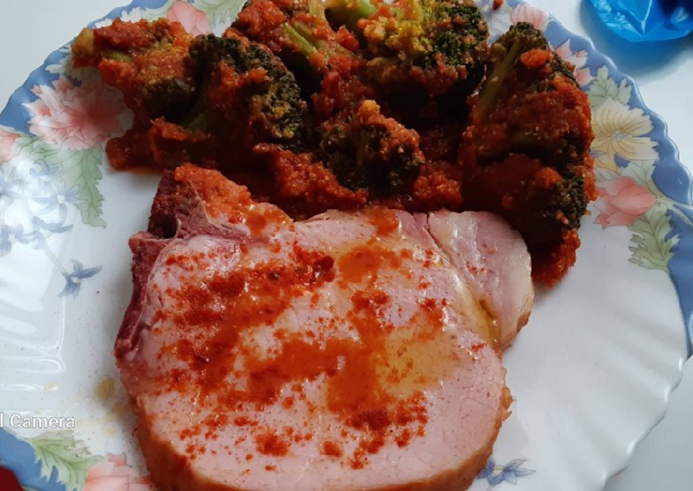 Chuleta de Sajonia "a la gallega" y brócoli con tomate y bacon