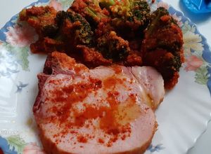 Una foto de Chuleta de Sajonia "a la gallega" y brócoli con tomate y bacon