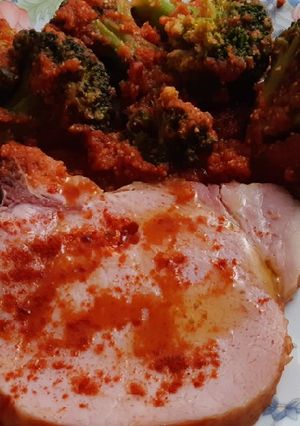 Una foto de Chuleta de Sajonia "a la gallega" y brócoli con tomate y bacon