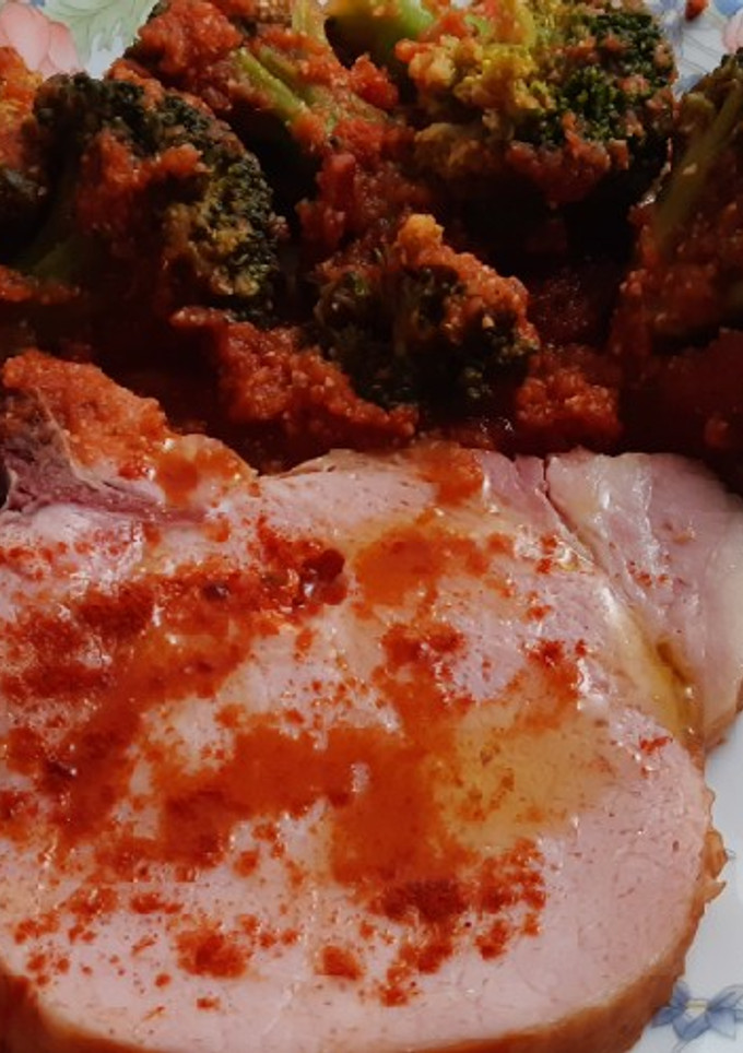 Una foto de Chuleta de Sajonia "a la gallega" y brócoli con tomate y bacon