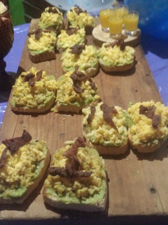 Una foto de Brusquetas de palta y huevo!!!🥑🥑