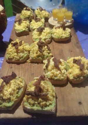 Una foto de Brusquetas de palta y huevo!!!🥑🥑