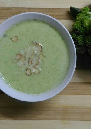 A picture of Broccoli Almond Soup.