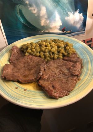 Una foto de Escalopes al limón con arvejas cocidas🦀