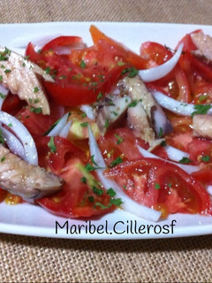 Una foto de Ensalada de tomate y caballa en aceite